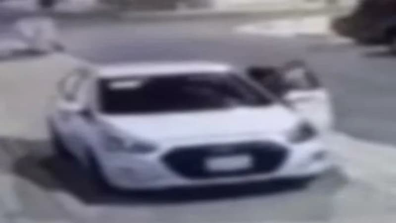 شاهد.. لحظة ضبط شخصين تورطا في سرقة المقتنيات من المركبات بالمدينة