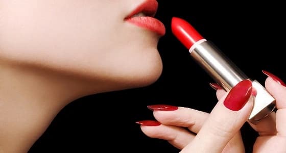 أمنعي أحمر الشفاه من التغلغل في شقوق شفتيك بهذه الطرق