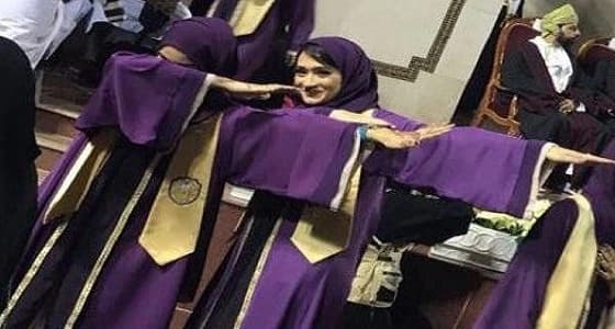 بالفيديو.. طالبتان تكسران التقاليد برقصة الداب في حفل تخرجهما