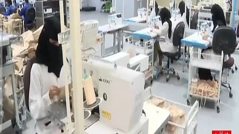 شاهد.. مواطنات يعملن على خطوط لإنتاج بأحد مصانع المنسوجات العسكرية