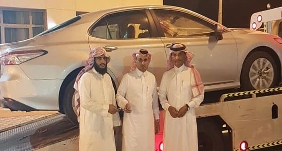 بالصور.. أبناء " المتوفاة المنسية " يتسلمون سيارة تبرع بها نائب أمير عسير