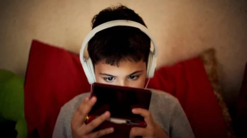 "الخضيري" يوضح تأثير الأجهزة الإلكترونية على الأطفال