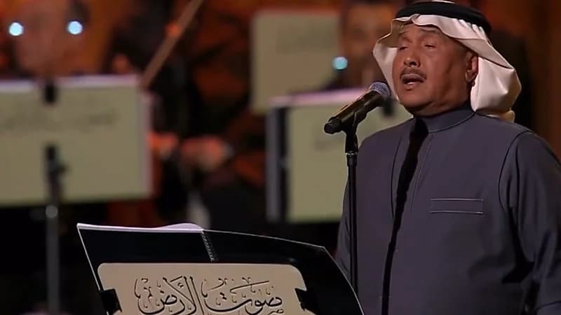 شاهد.. محمد عبده يتسلطن بأغنية ليلة تمرين للراحل طلال مداح 