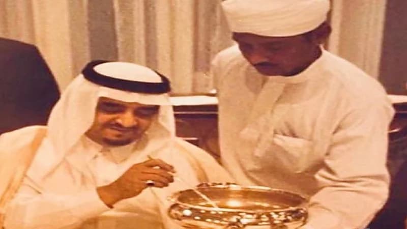 ‏صورة عفوية للملك فهد وهو يتناول الحساء