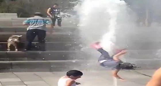 فيديو صادم لطفلة تطير في الهواء بسبب نافورة مياه يحقق 10 مليون مشاهدة