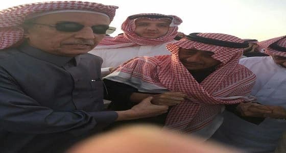 صور مؤثرة للقصبي وهو يتلقى العزاء في وفاة والده