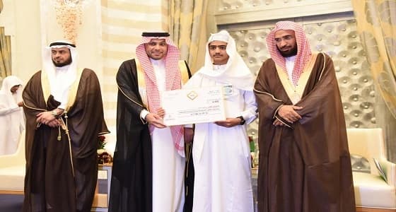 الرويس يكرم معلما وطالبا فازا في مسابقة القرآن والسنة 41 