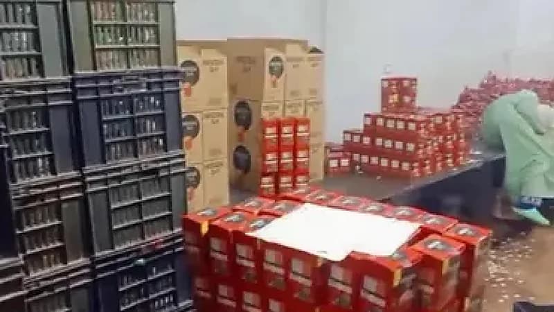 بالفيديو.. ضبط مصنع لإنتاج مشروب قهوة شهير من بودرة البلاط