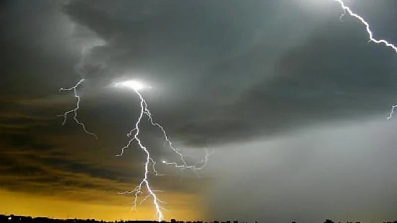 صاعقة رعدية تقتل شاب وتصيب آخريْن أثناء نزهة بالمخواة