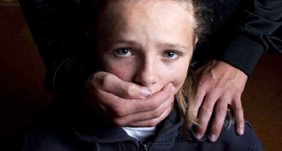 ذئب بشري يغتصب طفلة عقب اختطافها