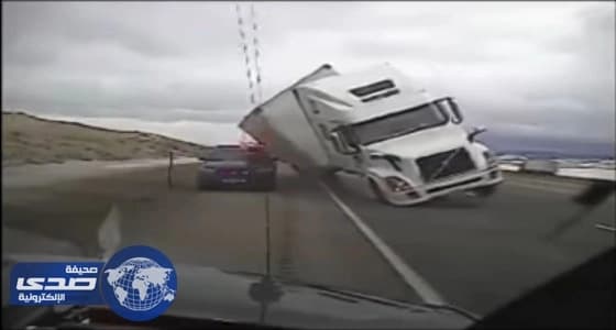بالفيديو.. انقلاب شاحنة عملاقة على دورية شرطية بأمريكا