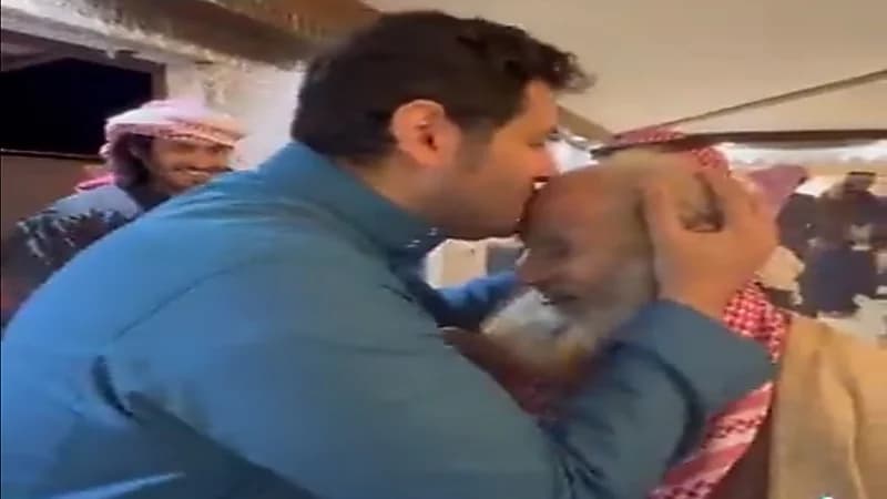 شاهد.. ردة فعل عجوز تجاه شاب اعتذر منه لعدم ارتدائه الشماغ