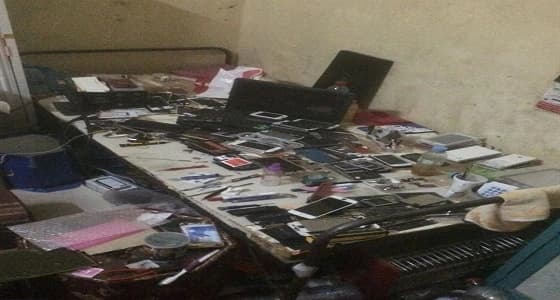 بالصور.. القبض على وافد حول شقته لمقر لبيع الجوالات بعرعر