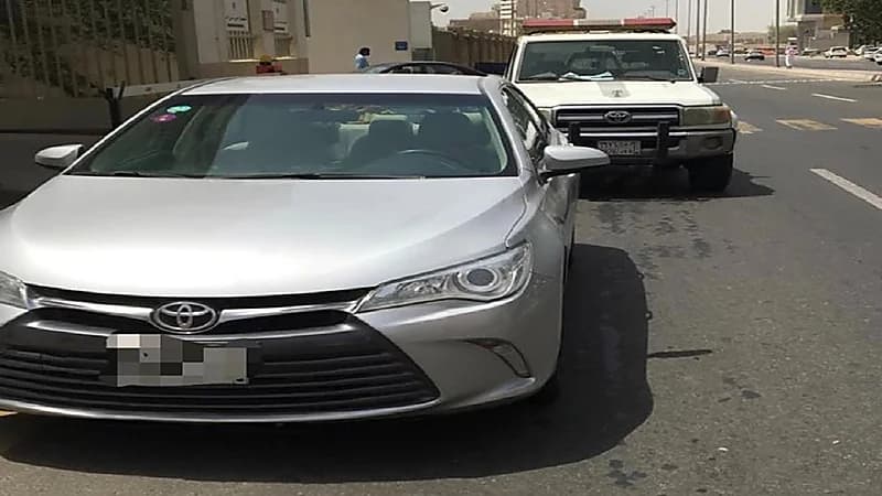 بالفيديو.. الإطاحة بقائد مركبة تجاوز السرعة القانونية والخط الأصفر