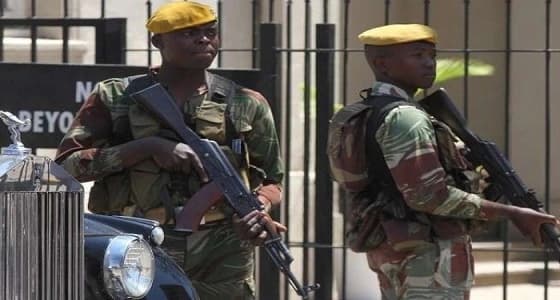 آخر تفاصيل انقلاب جيش زيمبابوى.. الرئيس موجابي وزوجته رهن الاحتجاز