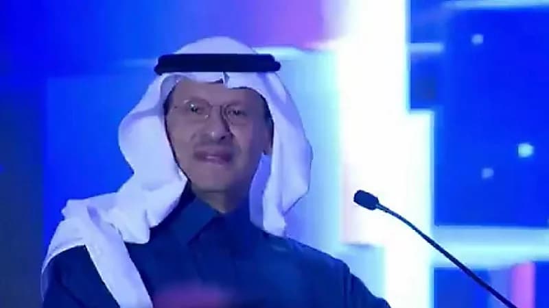 وزير الطاقة يقدم فريق العمل بطريقة طريفة في ملتقى الحكومة الرقمية .. فيديو