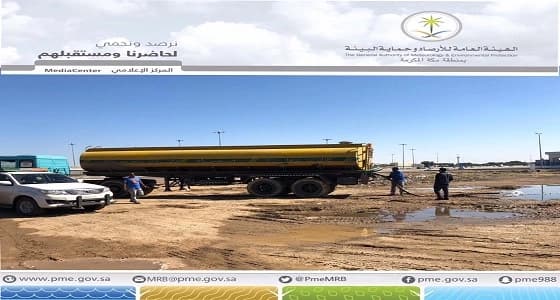 بالصور..ضبط صهريج يقوم بتصريف مياه الصرف بإحدى الأراضي الفضاء بمكة