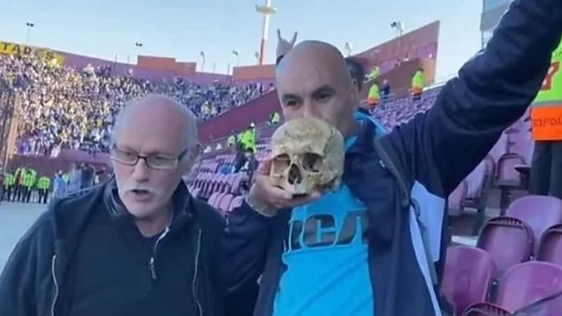 مشجع كرة قدم يحضر جمجمة جده المتوفي إلى المباريات للاحتفال سوياً