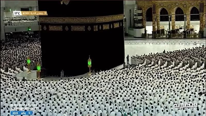 لقطات روحانية لجموع المصلين أثناء تأديتهم صلاة الفجر في الحرم المكي