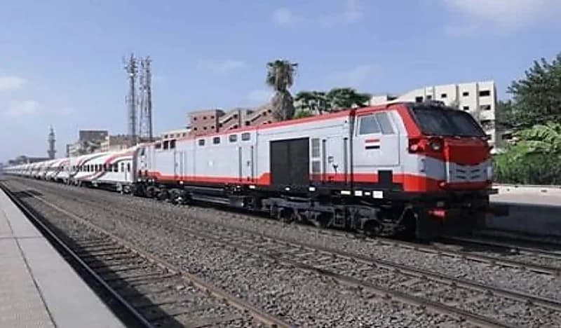 خروج قطار عن القضبان بعد اصطدامه بشاحنة 