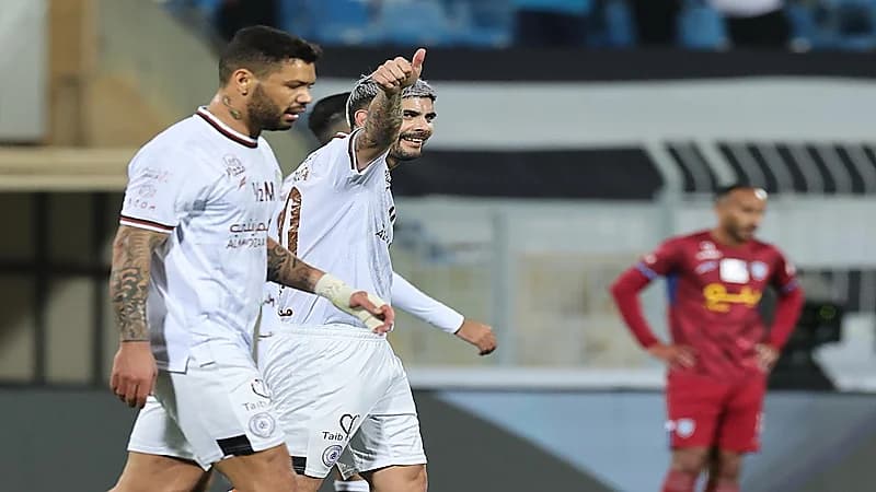 الشباب يصعد لصدارة الدوري بعد الفوز على أبها