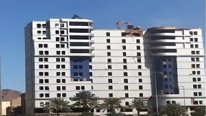 شاهد..سخرية مواطن من إزالة أبراج على شارع عام بالمدينة