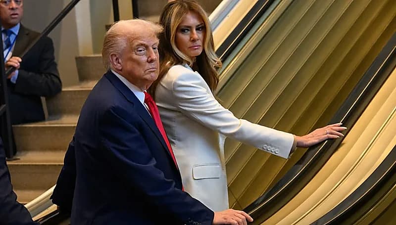 تعطل السلم الكهربائي بترامب وزوجته داخل الأمم المتحدة .. فيديو