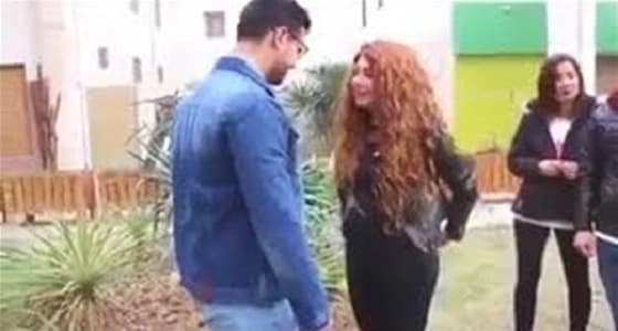 بالفيديو.. رد فعل صادم لشاب طلبت منه فتاة الزواج أمام أصدقائه