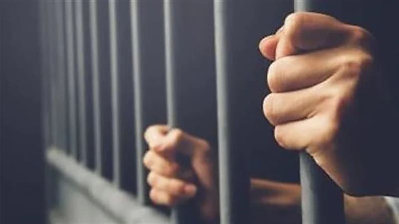 حبس شخص بتهمة قتل آخر وإلقائه في المجاري المائية