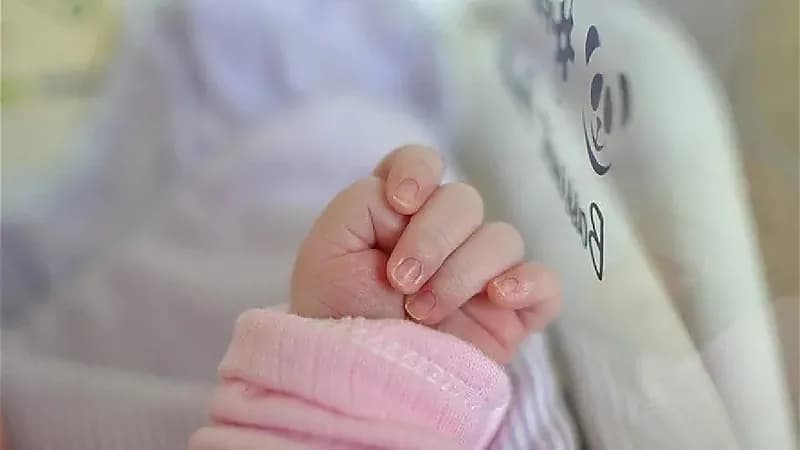 طفلة تنجو من موت محقق بعد إلقائها في نهر عقب ولادتها بساعات