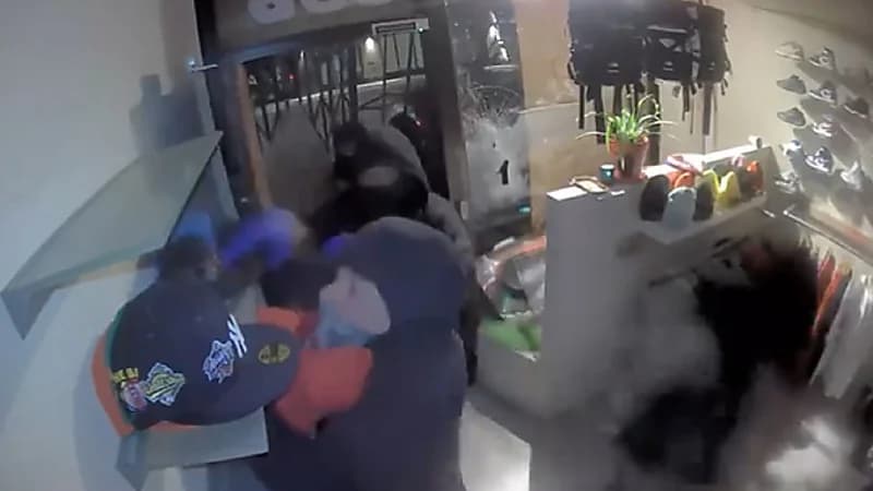 بالفيديو .. عشرات اللصوص يقتحمون متجر ملابس