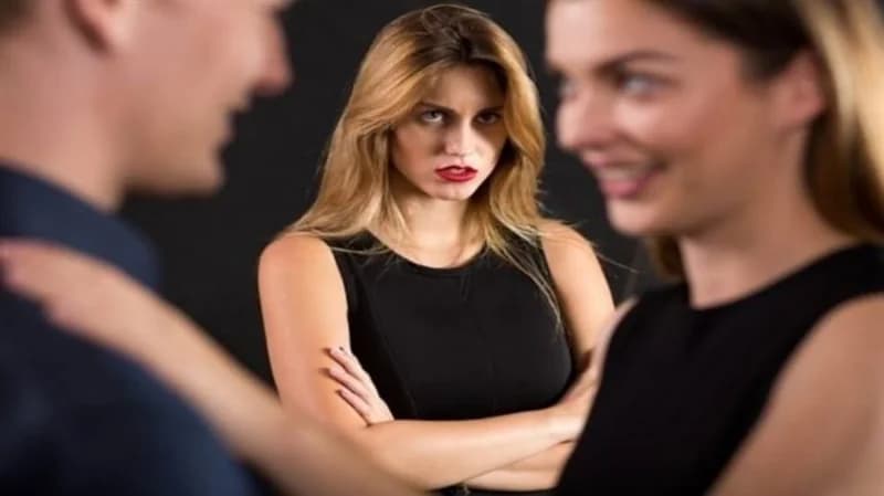 سيدة تكشف تفاصيل خيانة صديقتها لها