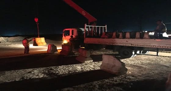 بالصور.. أمانة الرياض تأمن موقع الانهيار الأرضي في المستظلة