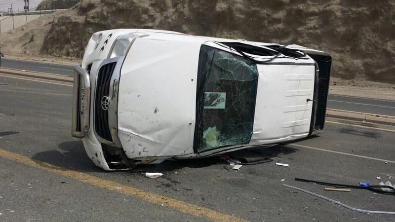 إصابة سائق إثر انقلاب سيارته بالطائف