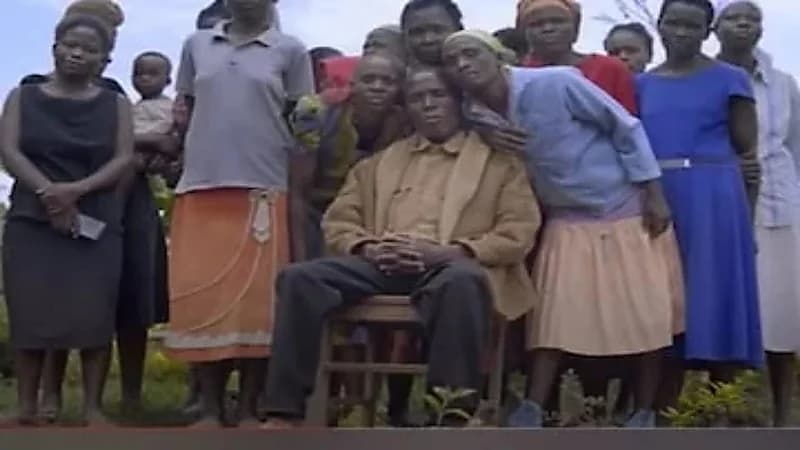 رجل ينجب 107 طفلا ويتزوج 15 امرأة