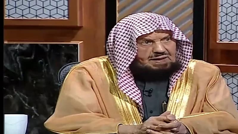 هل يجوز الصلاة خلف إمام الحرم من داخل فندق يُرى منه المصلون؟.. "المنيع" يجيب