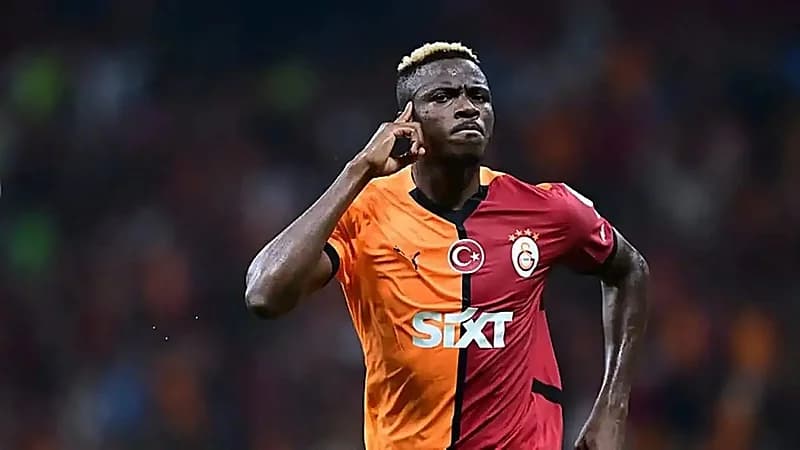 مشجع يطالب أوسيمين بالبقاء مع غلطة سراي بلافتة في حفل زفافه .. فيديو