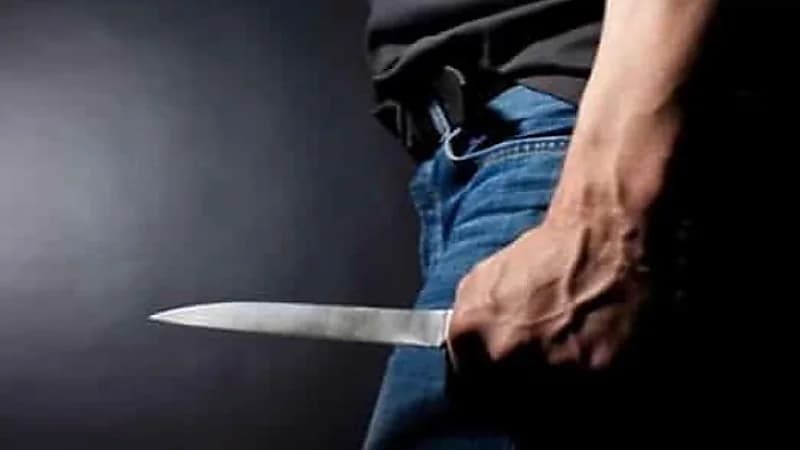 شاب يطعن مواطنًا وزوجته بسكين في الشارع العام