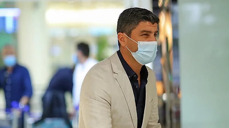 بالصور .. مدرب النصر الجديد يصل الرياض