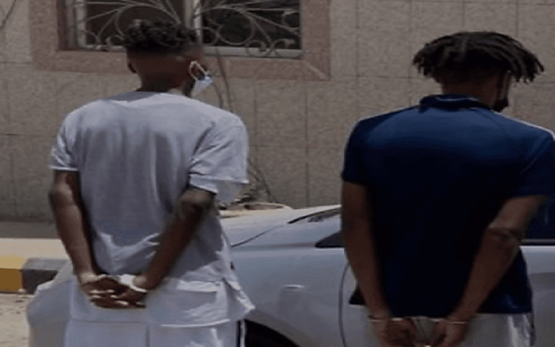 بالفيديو..القبض على 4 مواطنين ومقيم لتورطهم بنشل هاتف امرأة بـ"الرياض"