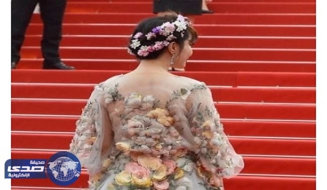 بالصور.. نجمة أغلى وجه في العالم تٌطل بفستان أزرق في مهرجان كان