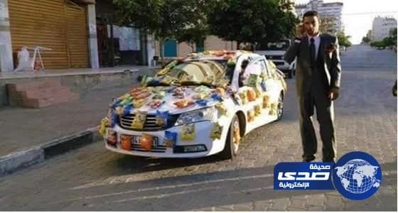بالصور.. عريس يزين سيارته بمقرمشات تحبها العروس يثير ضجة