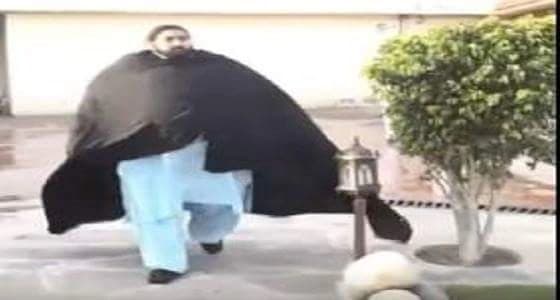 بالفيديو ..هالك باكستان يحمل جرار بيد واحدة ويتناول 2 كيلو لحم في واجبة واحدة