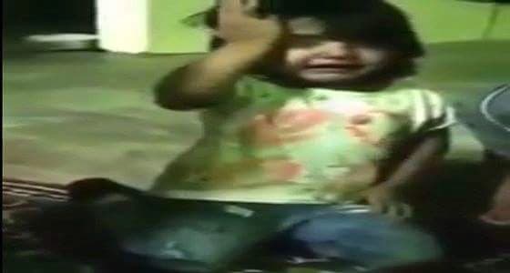 فيديو طريف ..طفلة تصرخ أثناء تقطيع صورتها في كيكة  مرددة : "لا تذبحوني"
