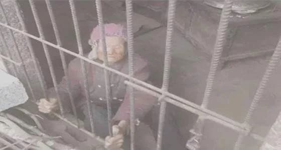 بالفيديو.. أبناء يحبسون أمهم المسنة في «قفص»