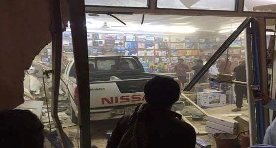 بالصور..اقتحام مركبة لمحلٍ تجاري بالقنفذة بسبب نوبة صرع