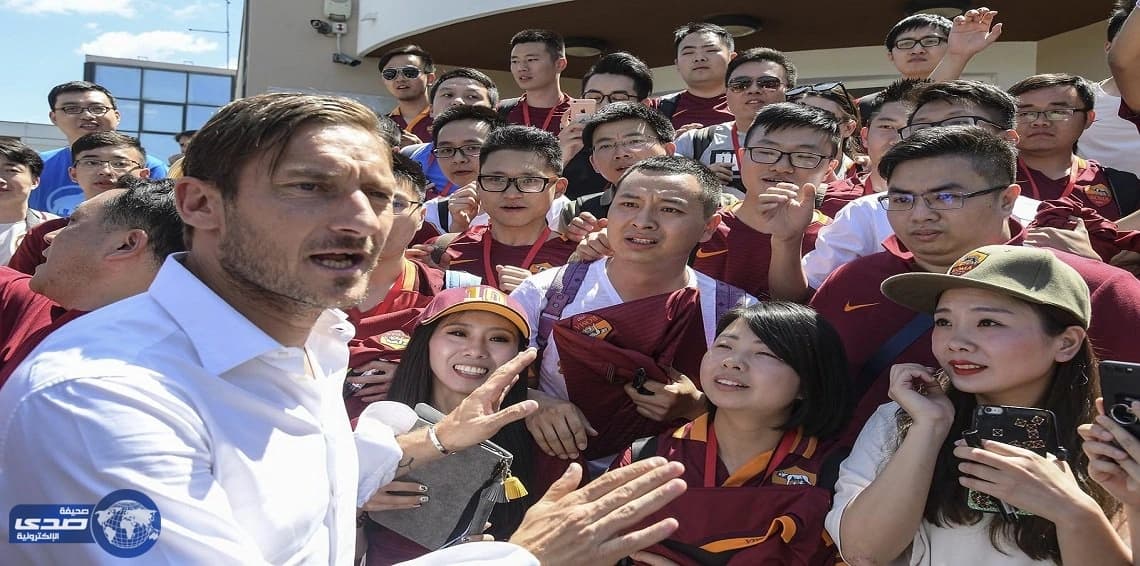 بالصور.. فتاة تفاجئ لاعب روما توتي وتطلب منه الزواج بفستان زفاف