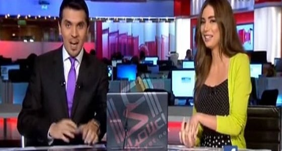 مذيعة تطلب من زميلها طلب غريب على الهواء .. والأخر : يحرجها
