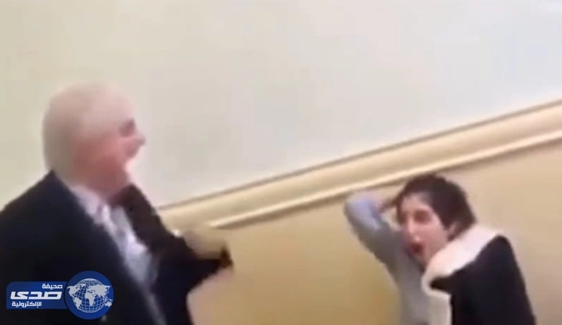 بالفيديو.. مدرس يلتهم  شعر طالبة.. والسبب!