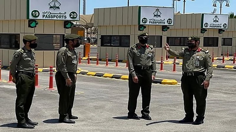 تجهيز 10 مسارات جديدة في جوازات جسر الملك فهد استعدادا لرفع التعليق